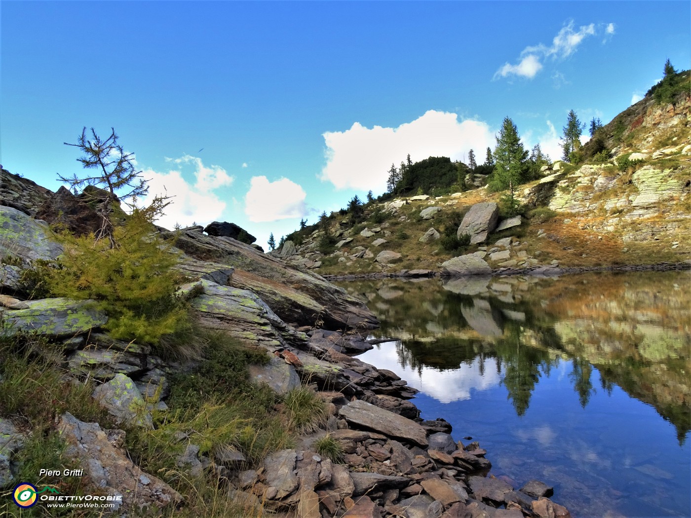 51 Il cielo, le bianche nuvole, i fianchi della montagna, le piante si specchiano nel Lago della paura.JPG